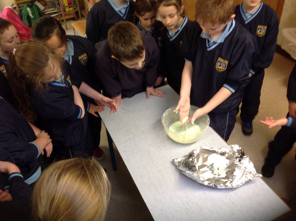 MilfordNS82's tweet image. Fourth Class experimenting during Science Week #ScienceWeek #lavalamps #lungmodels #floatingeggs #quicksand