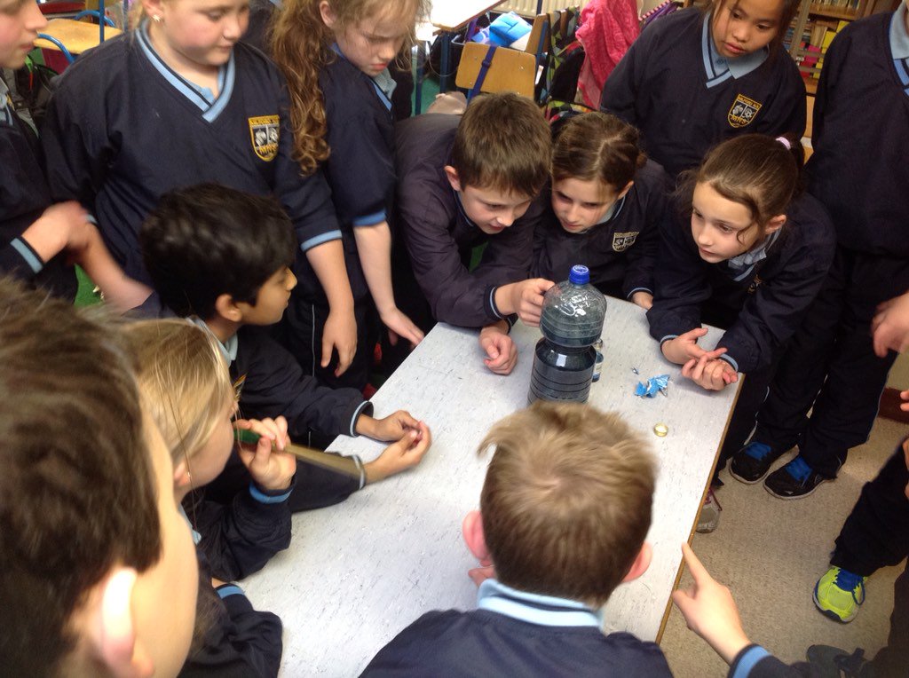 MilfordNS82's tweet image. Fourth Class experimenting during Science Week #ScienceWeek #lavalamps #lungmodels #floatingeggs #quicksand
