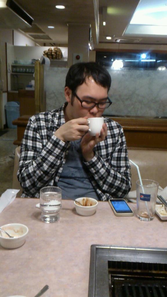 LlamoA's tweet photo. 終電15分前でココア飲みだした馬鹿。 https://t.co/VpG9ji6Nvc