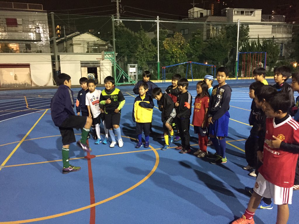 SkillUpCenter's tweet photo. 今月から新しく地域のサッカーチームのサポートを始めました！
これは、前回教えた事を復習中の場面です。
インプットした事をアウトプットする事で理解が深まります！
多くの選手がトレーニングを継続してくれていた様で効果ばっちり出てました！ https://t.co/SVbJzseLeF