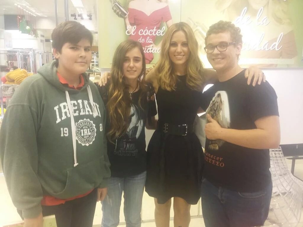 EdurneDaily's tweet photo. Edurne con fans. https://t.co/aaT5H08ApL