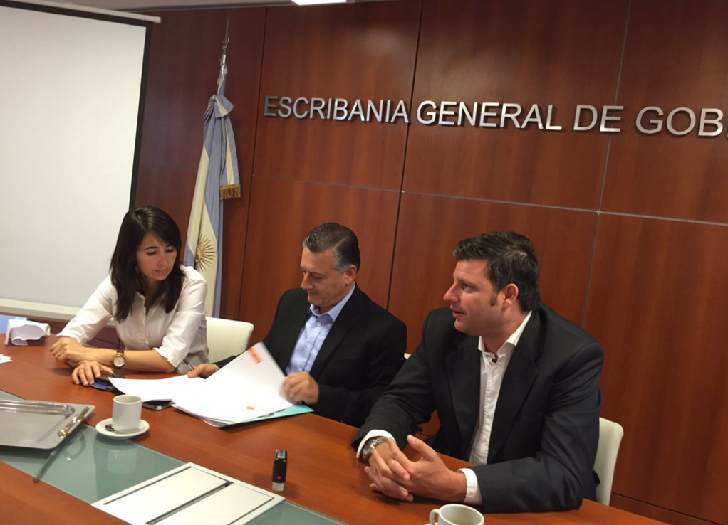 NoticiasLF1's tweet photo. @albertogelene gestionó 34 lotes para familias beneficiadas con #PROCEAR https://t.co/YocrDW5fIF https://t.co/kPZeZDj0vo