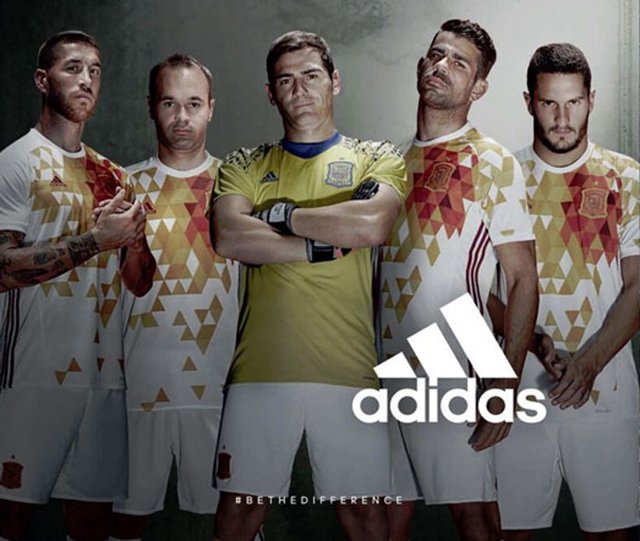 línea ganso por supuesto Twitter 上的 Todo Sobre Camisetas："OFICIAL: Camiseta Suplente Adidas de España  Euro 2016 https://t.co/2LtwnTSFpm https://t.co/kRemBrKXKI" / Twitter