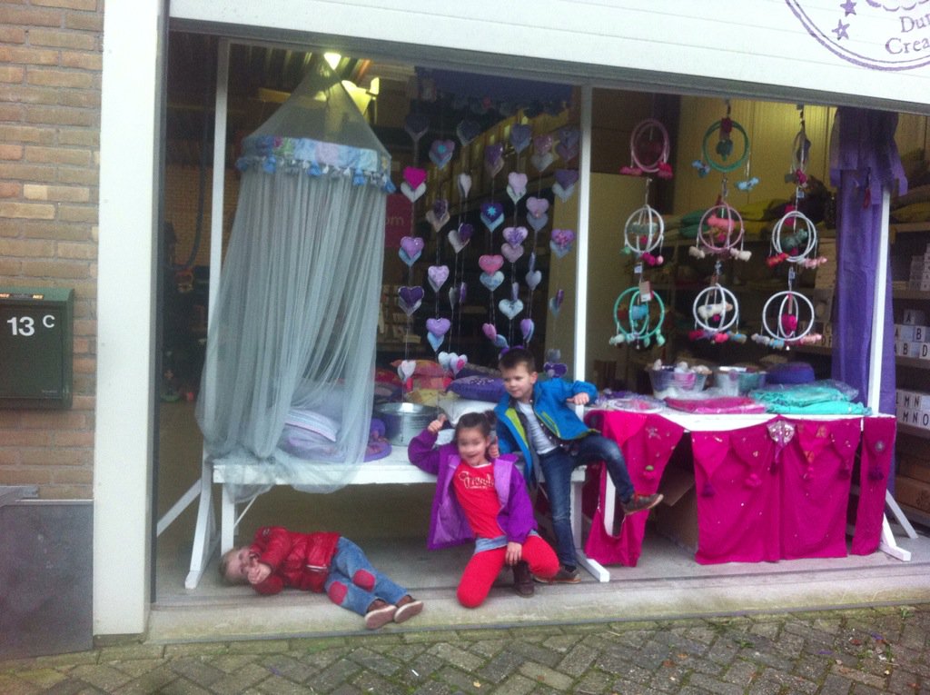 MerelDiss's tweet photo. Morgen is de geweldige SALE van #Colorique! Handelsweg 13C in Putten. Wij namen alvast kijkje tijdens opbouw LEUK!!! https://t.co/FTYHwdaKnt