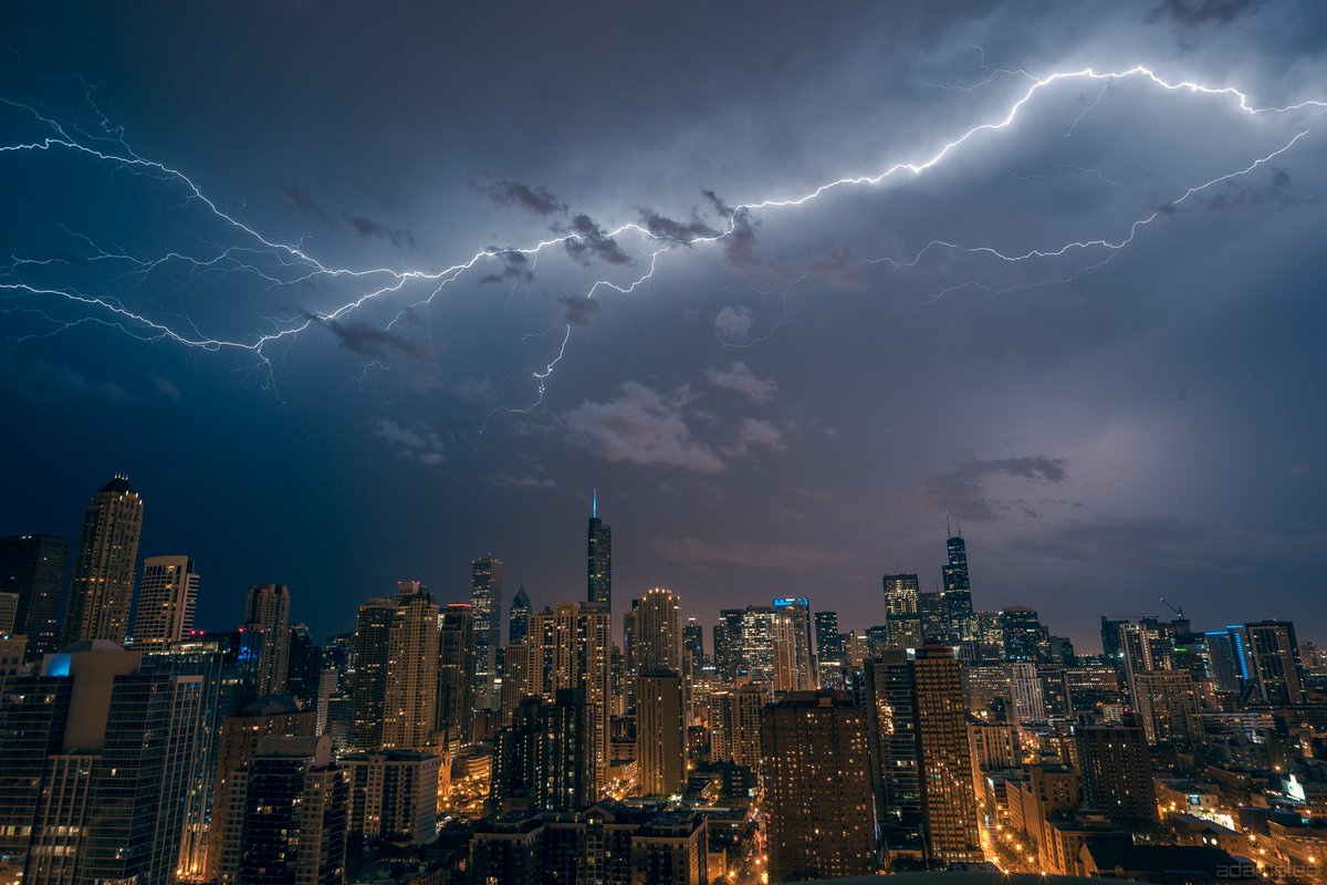 SecondCityPics's tweet photo. Goodbye storm season.  See you next year.  #chicago #lightning https://t.co/flRy34uUdz
