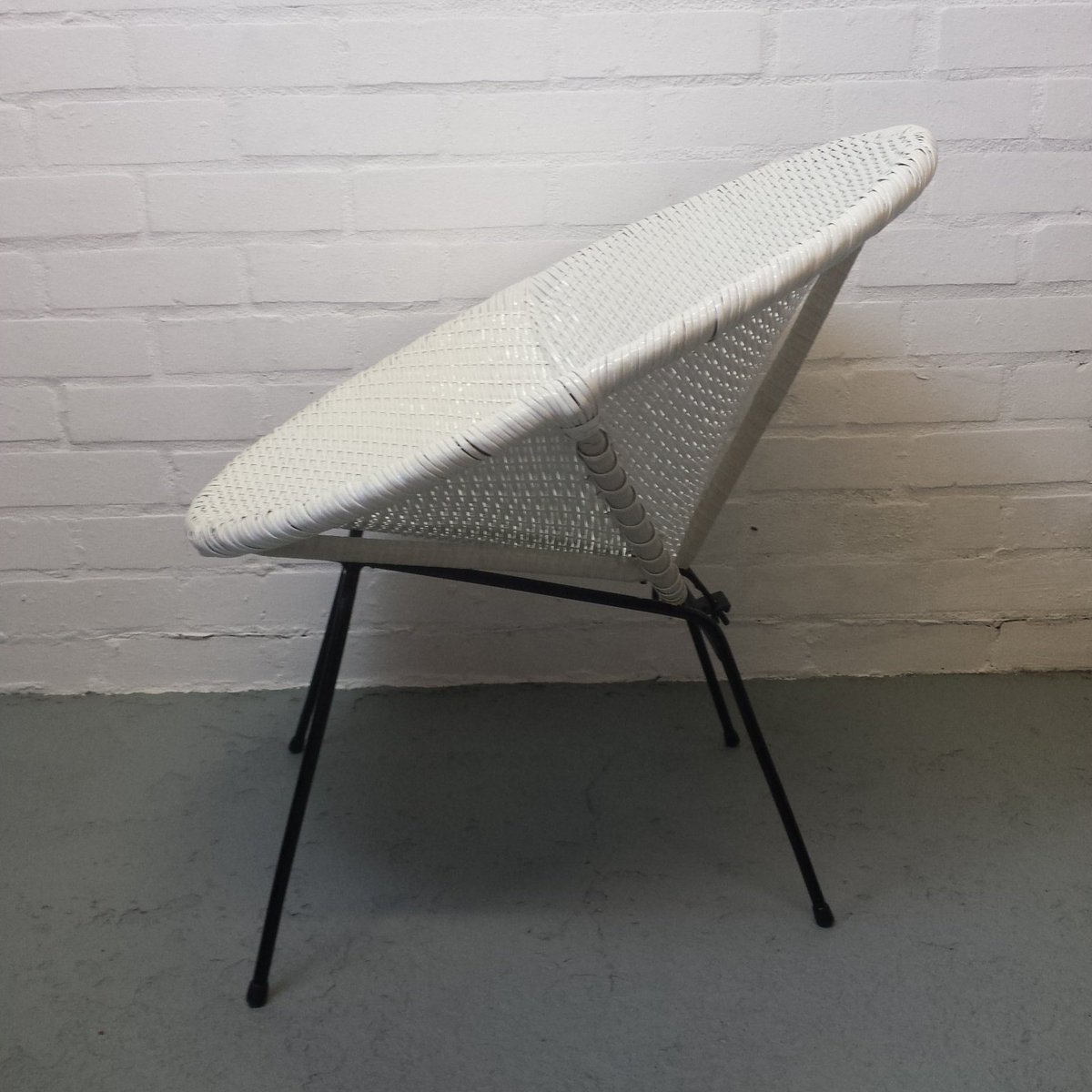 vintageactually's tweet photo. Ooh I say! This lovely vintage bucket chair is new on the website #midcentury #bucketchair #vintagechair https://t.co/MoKJJUADDo