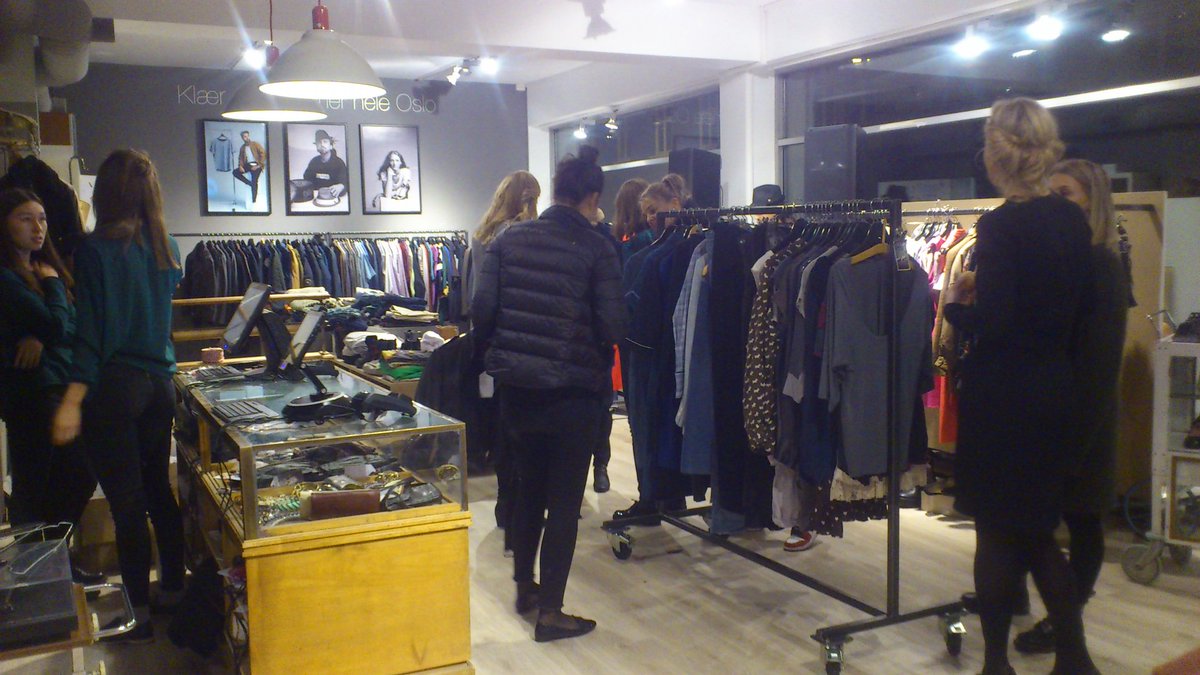 kimhagberg's tweet photo. Åpning av @oslorodekors SecondHand. Donasjoner fra bla @petterstordalen @LarsVaular, Don Martin spelte. #LaDenVandre https://t.co/2WNMcVxStz