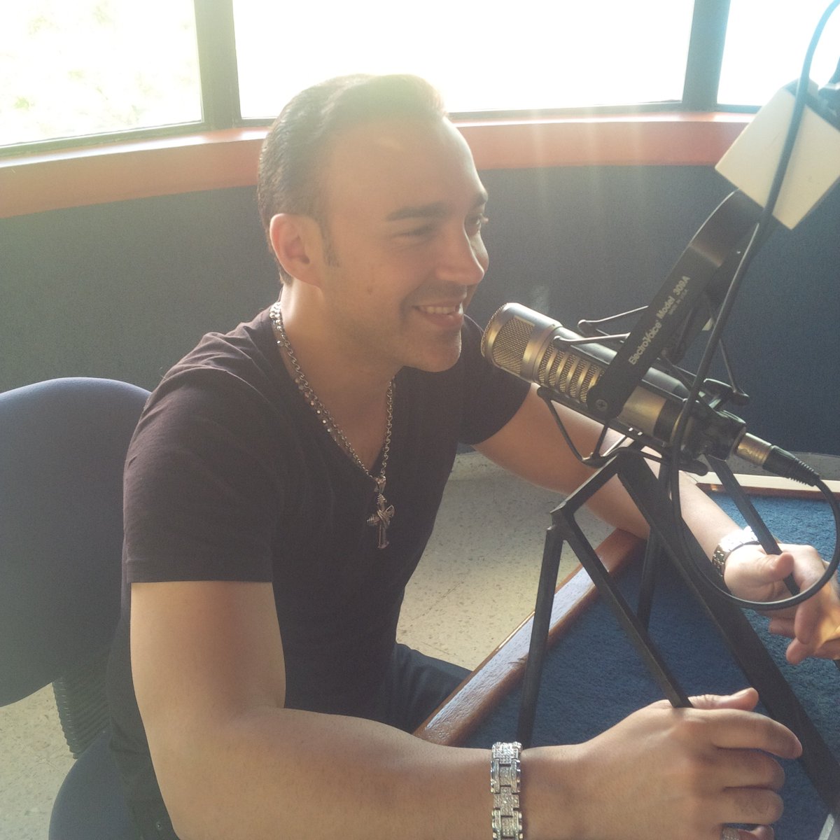 premium1011's tweet photo. Sigue con nosotros @jmartinmundial en @premium1011 en una súper entrevista! Ahora en vivo https://t.co/ixShBPpA21