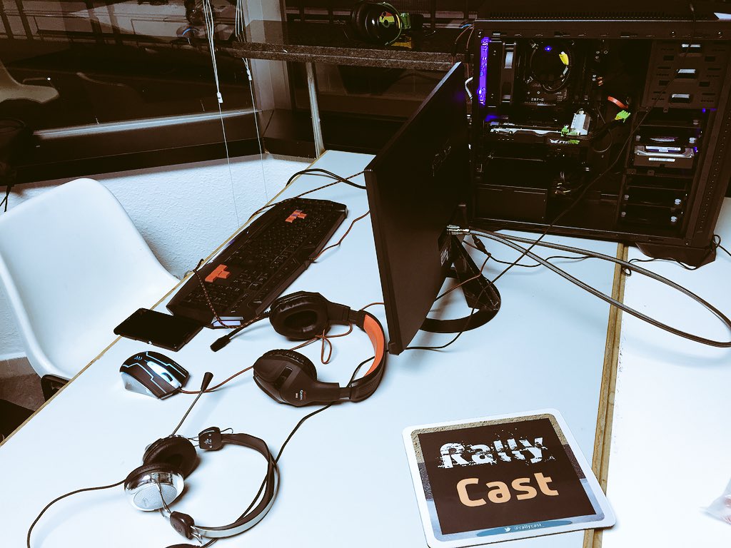 rallycast_'s tweet photo. Ya tenemos a los #Rallycasters en pleno montaje para el directo del @RallyCAMRACE #RallyCastMadrid !! https://t.co/THYkFxUTuI