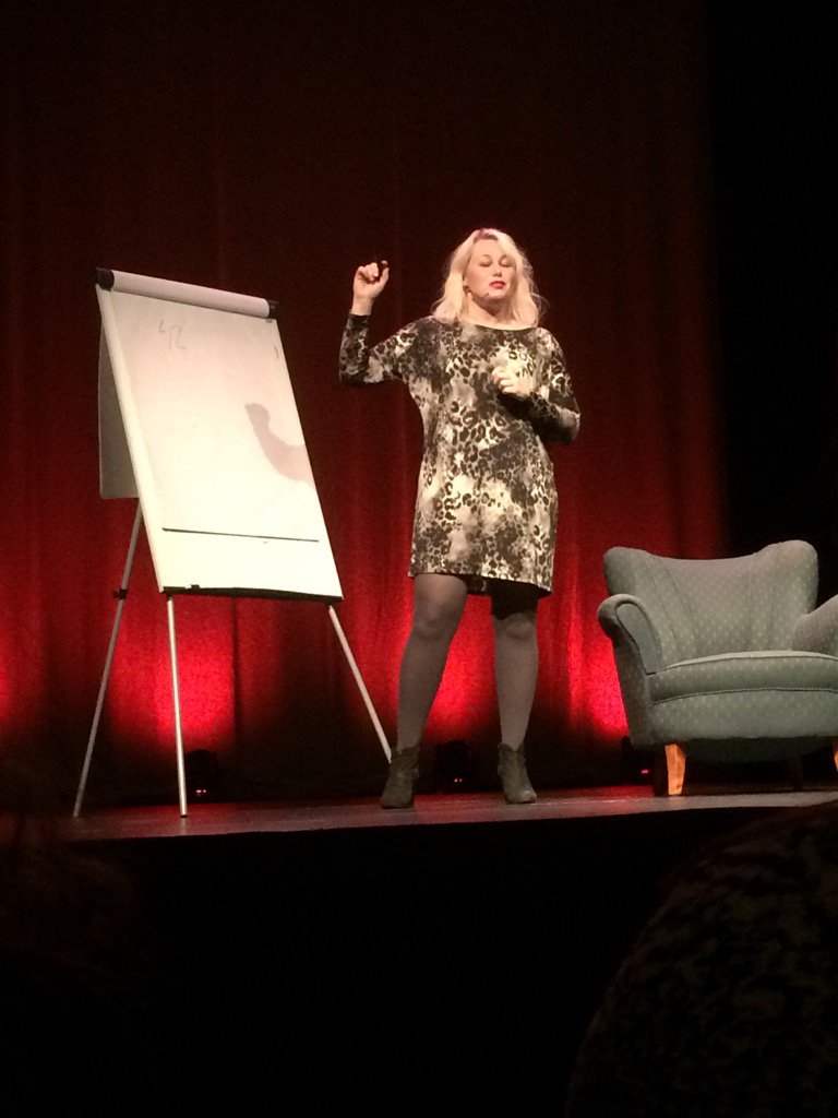 fannyjohanss0n's tweet photo. Fantastiska Ann Heberlein! Meningen med livet är att dricka vin, tror jag hon tillsist kom fram till https://t.co/7WqUp2u6qp