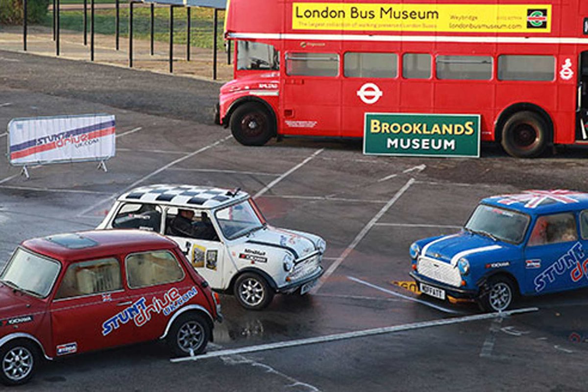 standardnews's tweet photo. British stunt driver breaks parallel parking record in amazing style https://t.co/AznGgXCMfo https://t.co/4G8JED40TM