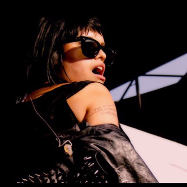 AmanditafansEU's tweet photo. Amandita plis, qué dice ese tatuaje? @amandititita https://t.co/LG9jzWk6lV