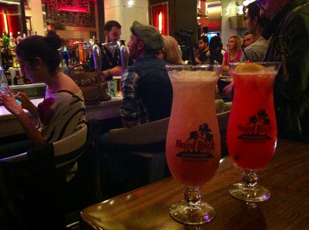 LosFoodistas's tweet photo. Souther Rock y Bahama Mama en @HRCBarcelona mientras asistimos al #BAROCKER2015 https://t.co/qlfZj4hcem
