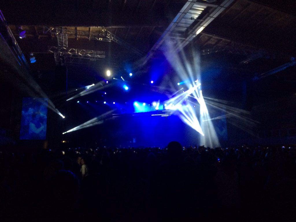 LbLory13's tweet photo. Ciao e grazie #maxtourlive2015 https://t.co/b1A5sy8wjC