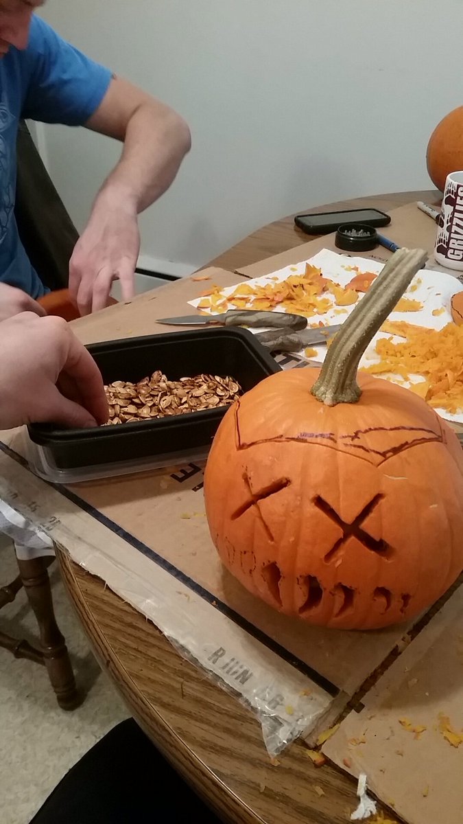 Jeraco_09's tweet photo. Carving Pumpkins https://t.co/PzDYqny3vU