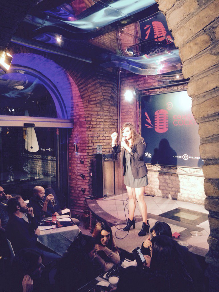 CocktailComedy's tweet photo. #martinacatuzzi "Adoro la box perché immagino che combattano per me" #CocktailComedy #standupcomedy #standup #roma https://t.co/LS45DXvwpX