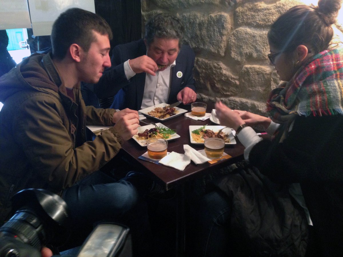 VisitPontevedra's tweet photo. O alcalde de #Pontevedra @Lorespontevedra e @AnabelGulias xa probaron algunha das tapas de #Pontedetapas E ti? https://t.co/yihRgWiYTT