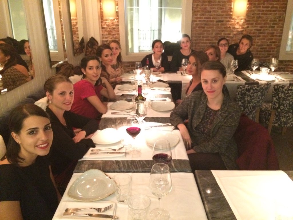 LaraCastroVila's tweet photo. #PlanazoCabify de cena con las #CabifyGirls https://t.co/WDQnvgRxzr