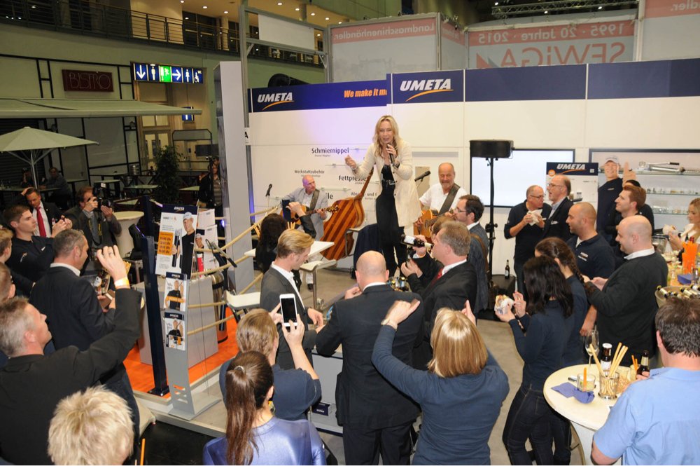 UmetaDE's tweet photo. Halle 2 tobt: Super Stimmung auf der UMETA Standparty mit der Band 'Rest of best' #Agritechnica2015 #Party https://t.co/yyRaDVYGSr