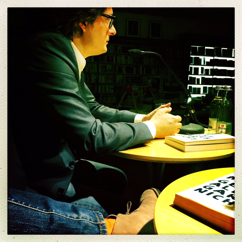 Vereinbarkeit's tweet photo. Heute lesen wir in Straubing, Buchhandlung #Pustet. https://t.co/6ZPXPnp7rK