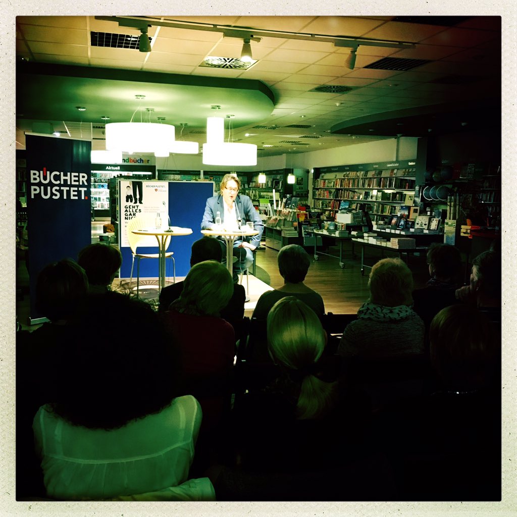 Vereinbarkeit's tweet photo. Heute lesen wir in Straubing, Buchhandlung #Pustet. https://t.co/6ZPXPnp7rK