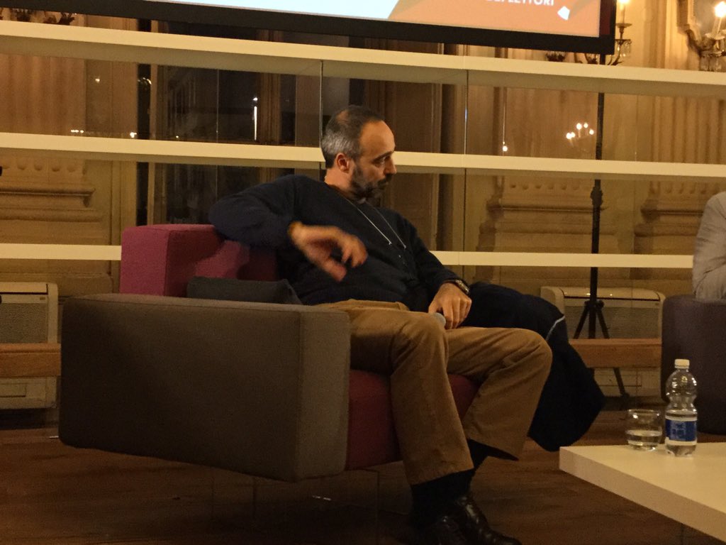 Einaudieditore's tweet photo. "Non ho mai scritto nulla da ubriaco, solo due pagine di #Branchie, ma non vi dico quali". https://t.co/Khez3ntgbT