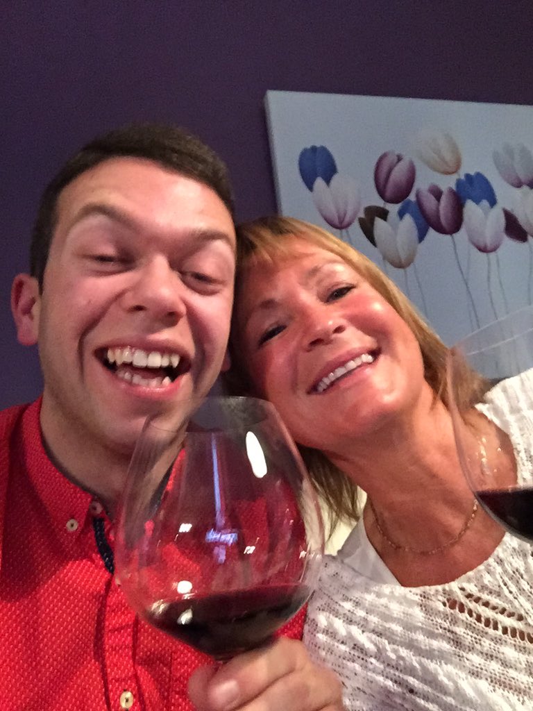 LoLacoste19's tweet photo. Hier soir moi et Manon on ร รฉcoutรฉ #uspp ensemble ! #toujourspompette #redredwineee ๐๐ท https://t.co/9rOm6dY4JT