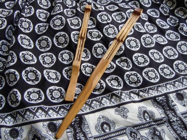 cerita terakhir untuk malam ini, tentang sebuah alat musik karinding, yang ternyata dapat mengundang makhluk halus