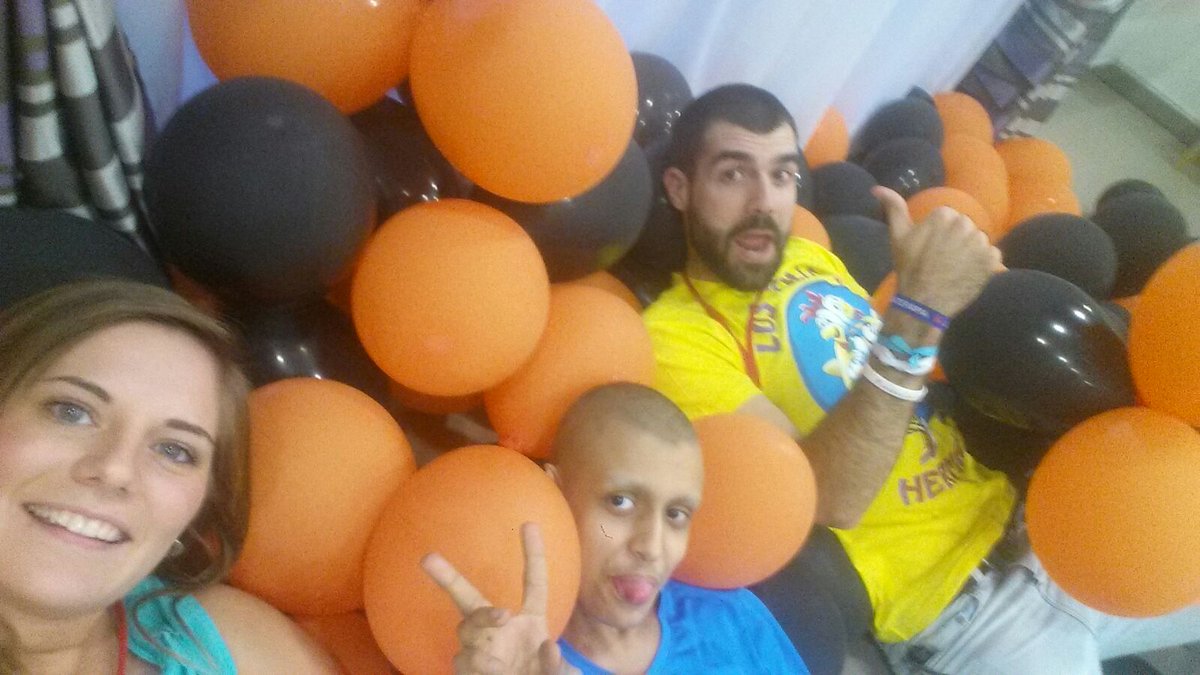 CasaRonaldMLG's tweet photo. Aquí estamos, hemos encontrado un lugar fantástico para descansar un rato y estar blanditos, ¡entre globos! ;) https://t.co/mAz3vKQjL8