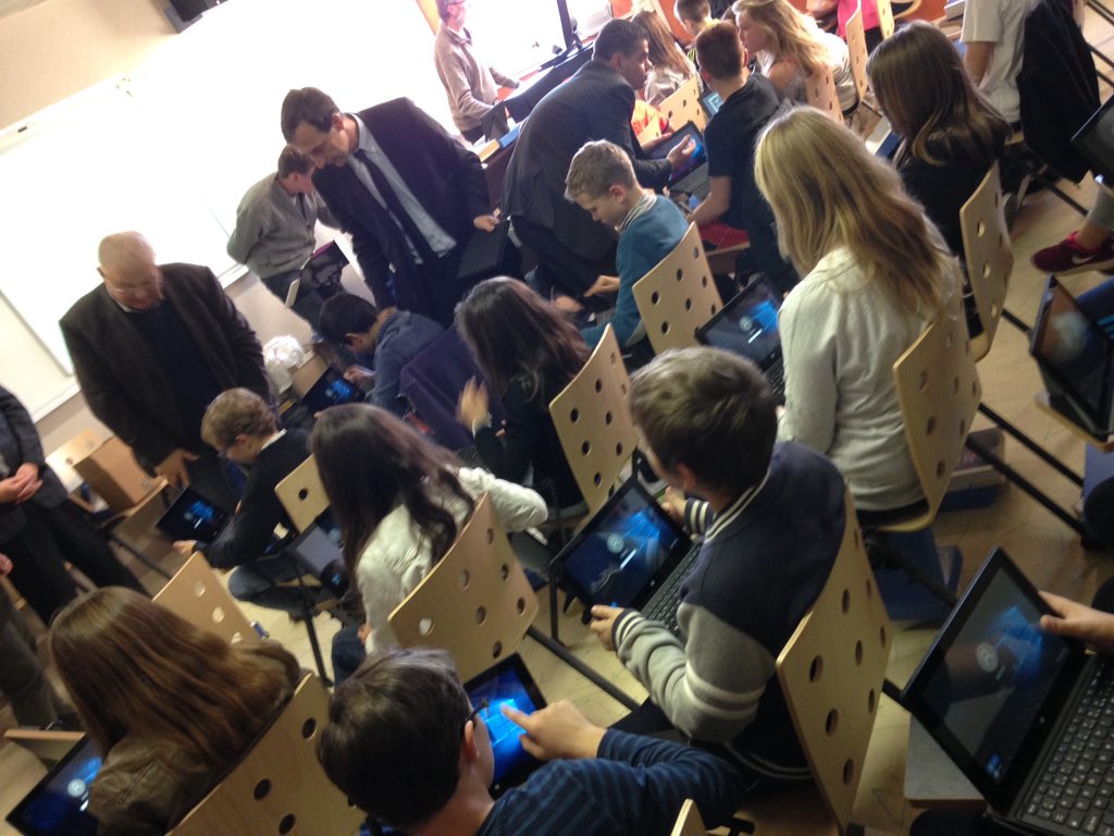 Remise des premières tablettes numériques aux élèves de 5e collège d'Eguzon pour expérimentation #indre #education