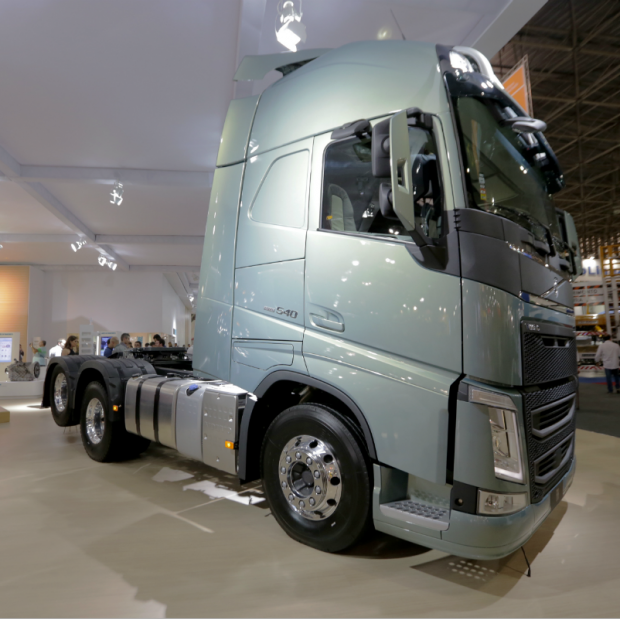 volvocaminhoes's tweet photo. Novidade da Volvo na Fenatran, o FH 6X4 tem suspensor no 2º eixo. Veja: https://t.co/CBh3v4CLbM #VolvoNaFenatran https://t.co/fWEUsfYTvT