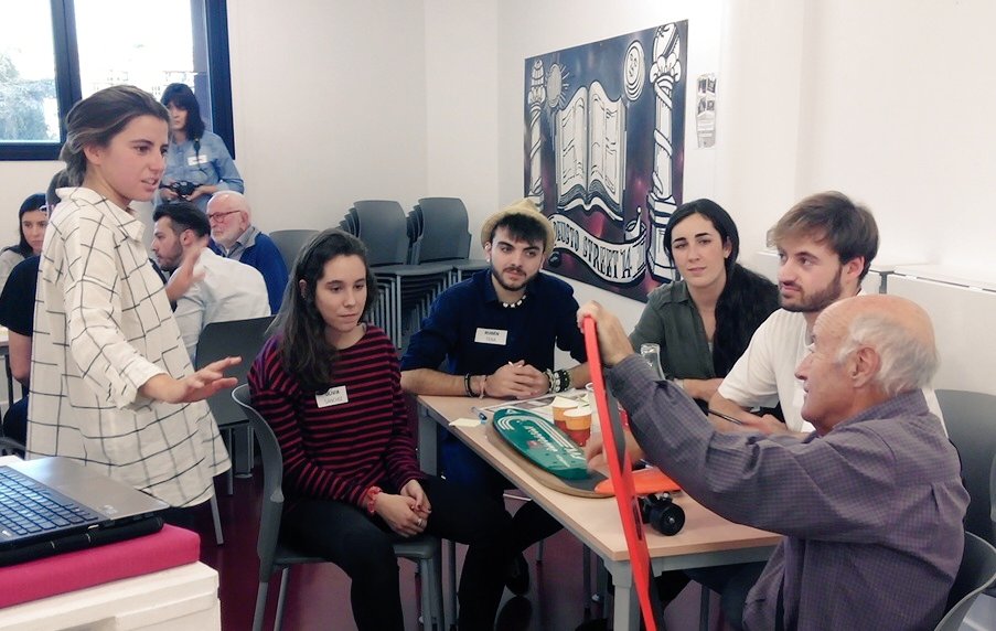 iNNoVaNDiS's tweet photo. Ane de Sancheski nos presenta sus productos #letsdesigntogether #deustolovestecnun #tecnunlovesdeusto https://t.co/GU16Q8ySs7