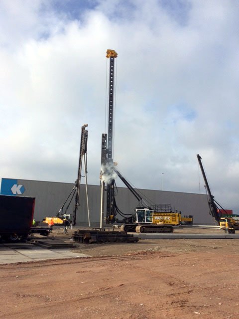 De eerste palen zijn geslagen voor de uitbreiding van ons warehouse met 3500 m2. Nu met 3 heistellingen tegelijk.