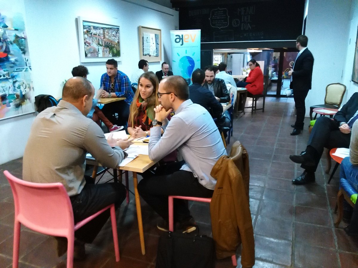 AJEValencia's tweet photo. Empieza el turno de reuniones en #ajevconecta! En @waycoideas @PineAppleWeb @CeliaDominguezR https://t.co/mOQiFtgk5z