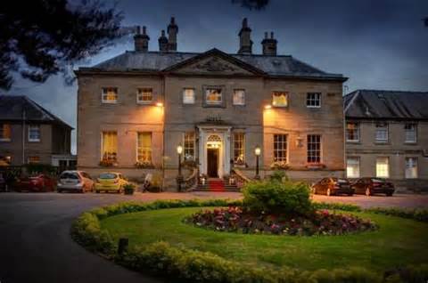 ednam_house's tweet photo. Looking great, on a wintery night. #ednamhouse https://t.co/lE2wPar8Pe