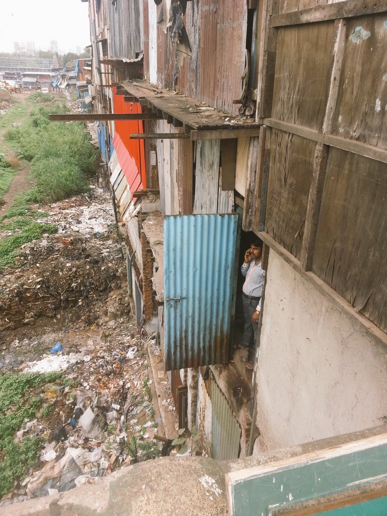 pericoherraiz's tweet photo. .@GinesMartiinez, voluntario de @_cooperacion, en el slum +grande de Asia #Dharavi #Bombay #India. https://t.co/yd9NIC0z7H