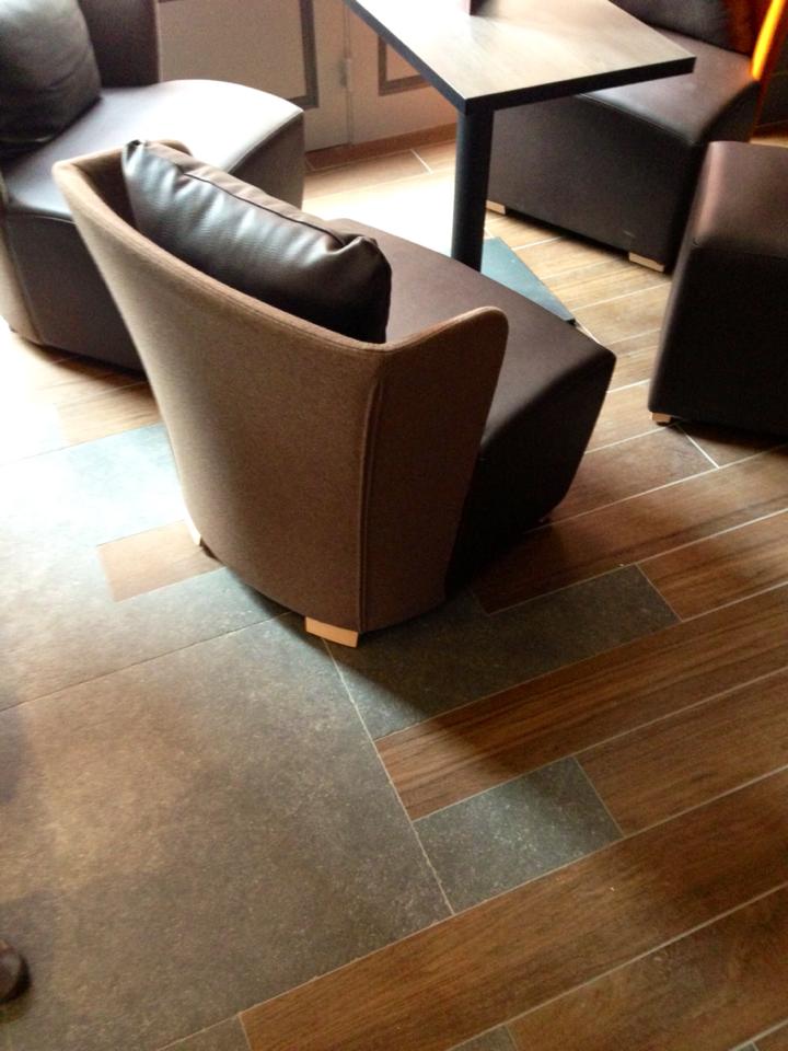 Novoceram's tweet photo. #Archiclub Café de l'horloge, Chambéry par EMC2Studio avec les #carrelages Noa &amp; Icône https://t.co/v3nsQTHsqL https://t.co/FaTlfwDKsf