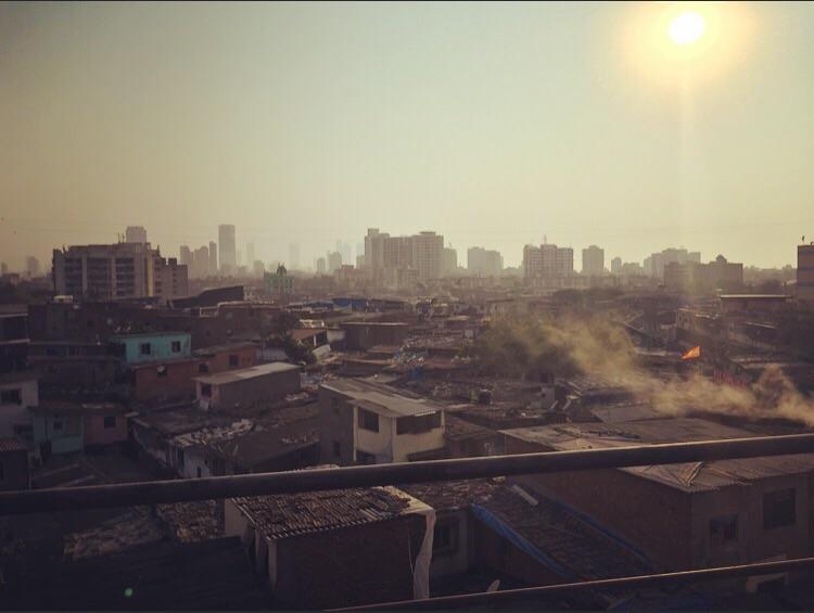 pericoherraiz's tweet photo. .@GinesMartiinez, voluntario de @_cooperacion, en el slum +grande de Asia #Dharavi #Bombay #India. https://t.co/yd9NIC0z7H