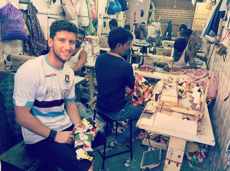 pericoherraiz's tweet photo. .@GinesMartiinez, voluntario de @_cooperacion, en el slum +grande de Asia #Dharavi #Bombay #India. https://t.co/yd9NIC0z7H