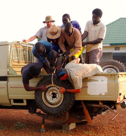 echelonafrica's tweet photo. Changing a tire without touching the ground. #BushTraining https://t.co/v0MDeVoGDQ