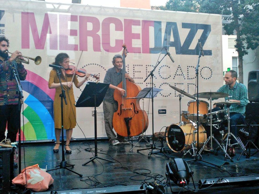 TeatroCervantes's tweet photo. Y mientras en #MercedJazz continúan los conciertos al aire libre, hoy con One Two Three Fall #29JazzMálaga https://t.co/bGJL76nzxl