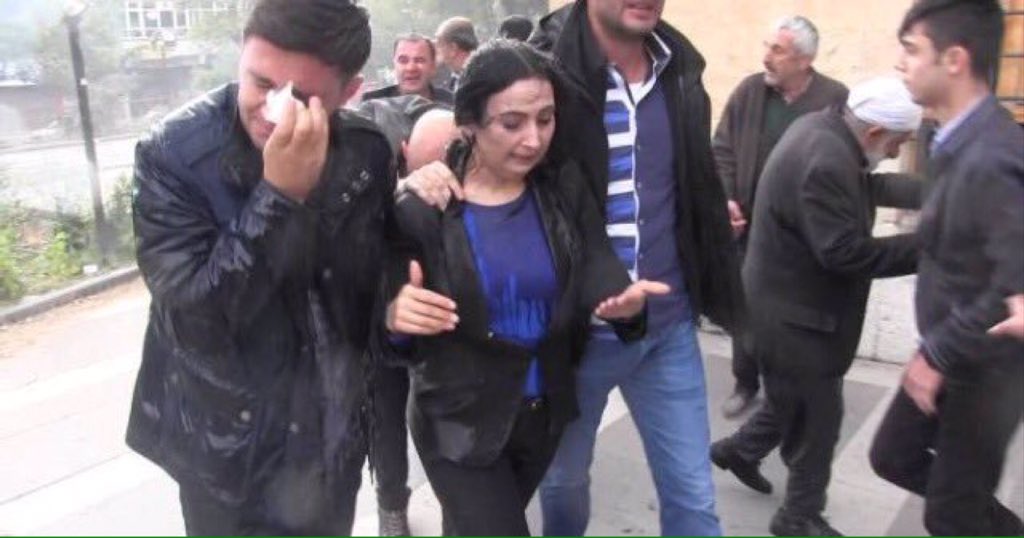 PervinBuldan's tweet photo. Türbanlı kadının eline kelepçe vurduğu için Emniyet Müdürü görevden alındı.Alınsın da aynı işlem burda da olacak mi? https://t.co/S1GiZF9Hep