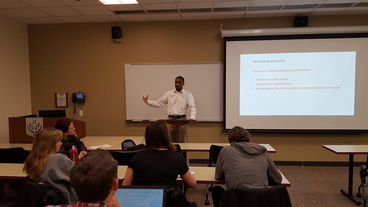 yeuseung's tweet photo. @PeterBarber_sez sharing consumer research & career tips w/ our @CMNDePaul students in #PRADpsych thanks to @AEFNYC https://t.co/ecdNQtGap5