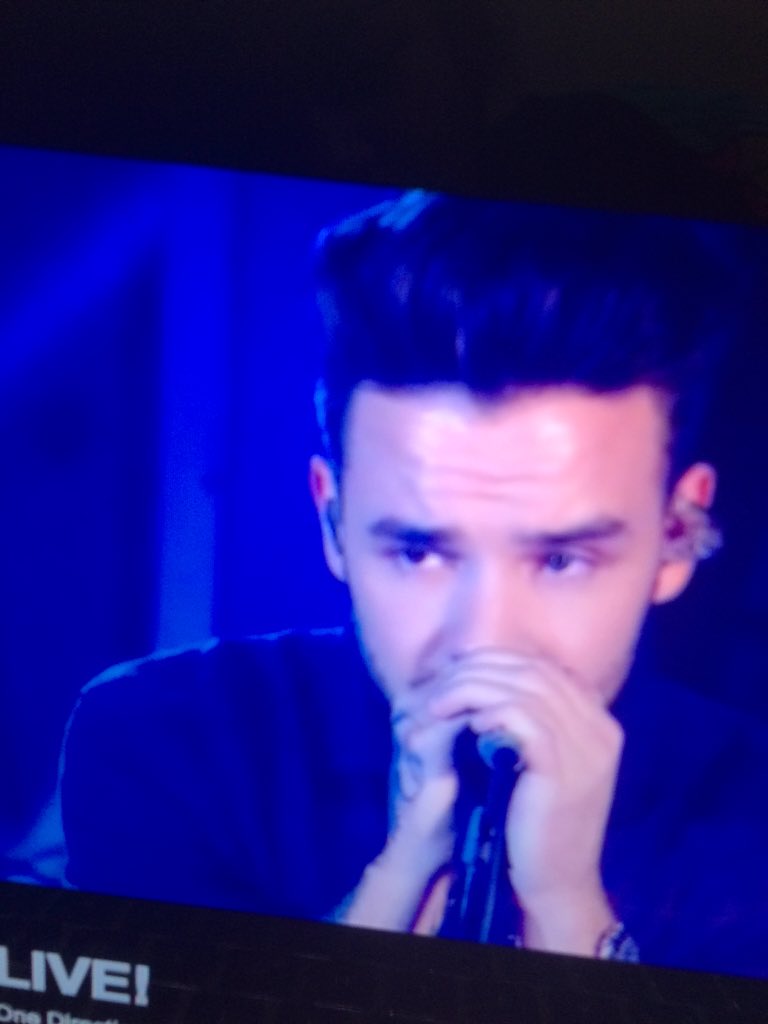 1Swagdirection's tweet photo. OH MY GOD TORN HOLY SHIT @onedirection #1D1RLiveLounge https://t.co/UgKAqRsswr