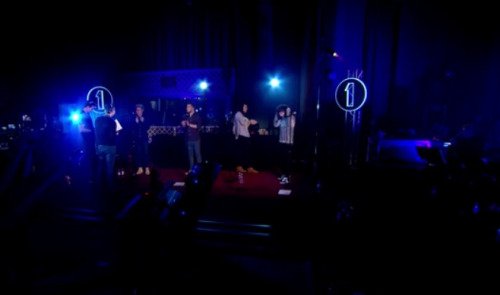 WhyLarryIsReal's tweet photo. ok but as soon as they were off air harry’s first instinct was to go over to louis https://t.co/WGYEVviN6R