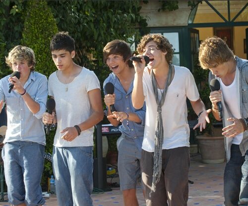 CelebMix's tweet photo. Thank you for Torn, @onedirection. It's been an incredible five years. #1D1R1LiveLounge https://t.co/ugqiA4kuAx