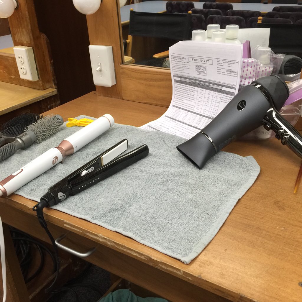 Entouragelooks's tweet photo. @T3Micro #platformirons #FakingIt #fakingitseason3 #shinyhair #healthyhair #beauty #besthair
#hairtools https://t.co/LJfiEbcyER