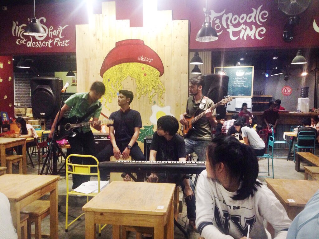 Malam ini seru banget di <a href="/Cafe_WhatsUp/">What's Up Cafe</a> ! Sampai ketemu minggu depan ya 😍