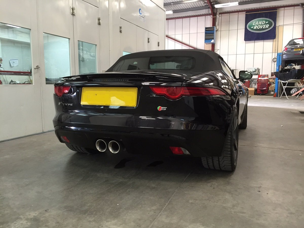 A fantastic example of paintwork at its finest on this Jaguar F-Type #Jaguars
