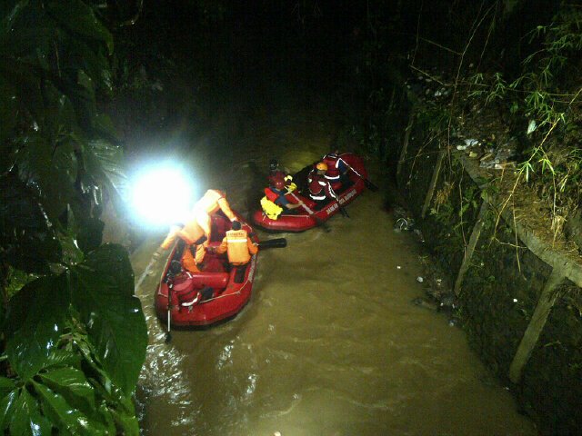 tct_indonesia's tweet photo. 12/11 Pencarian Korban Hanyut di Sungai Cidurian Tim Gabungan @diskar_bdg @SAR_Bandung @markaspmibdg https://t.co/DPxKqaefb7